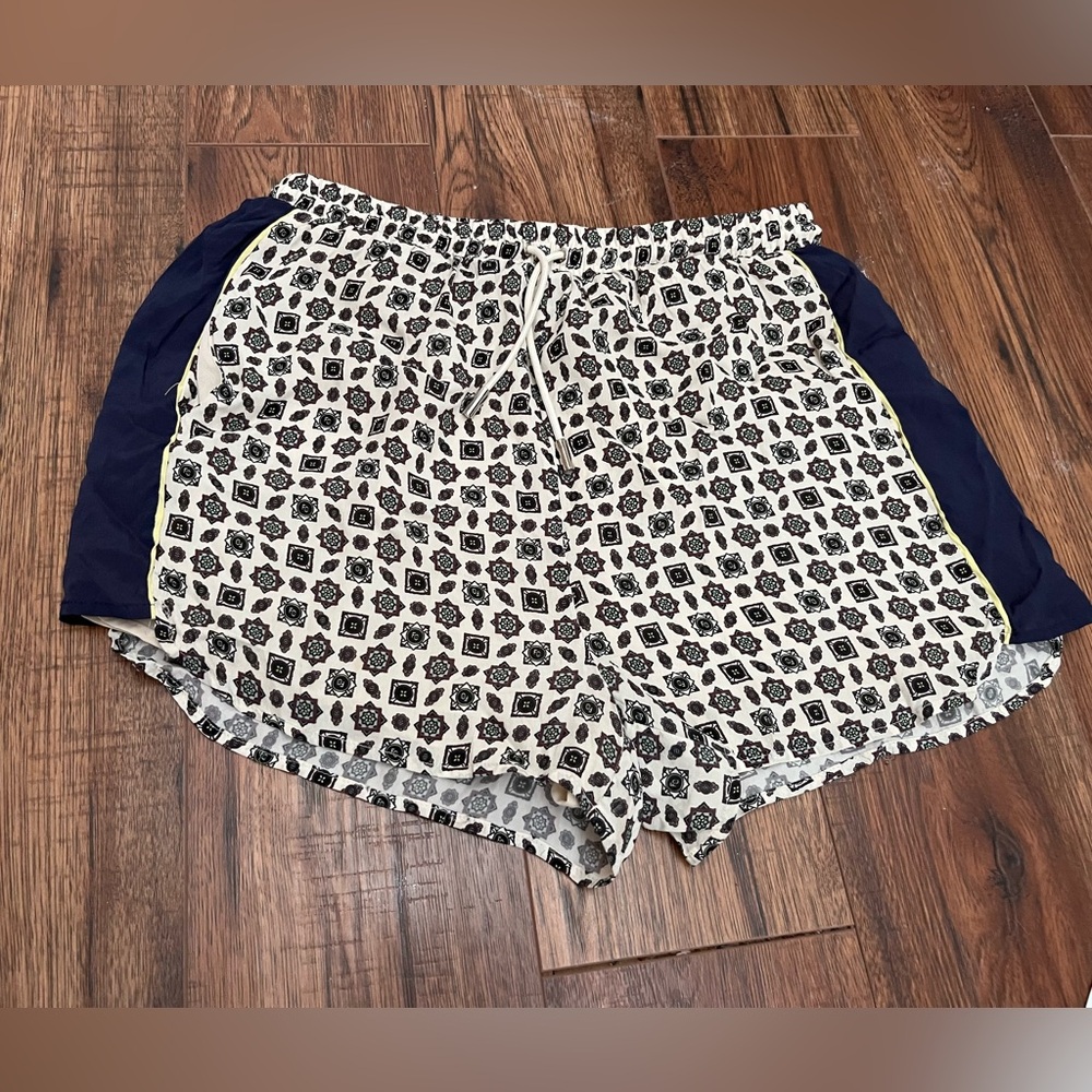 Frank & Oak atelier Rayon & Silk lined shorts with pockets.
CA 555170. RN 147150